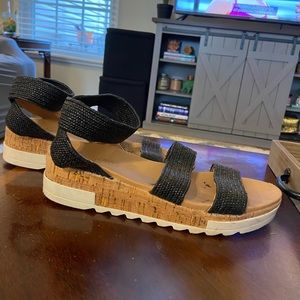 Women’s wedged sandals